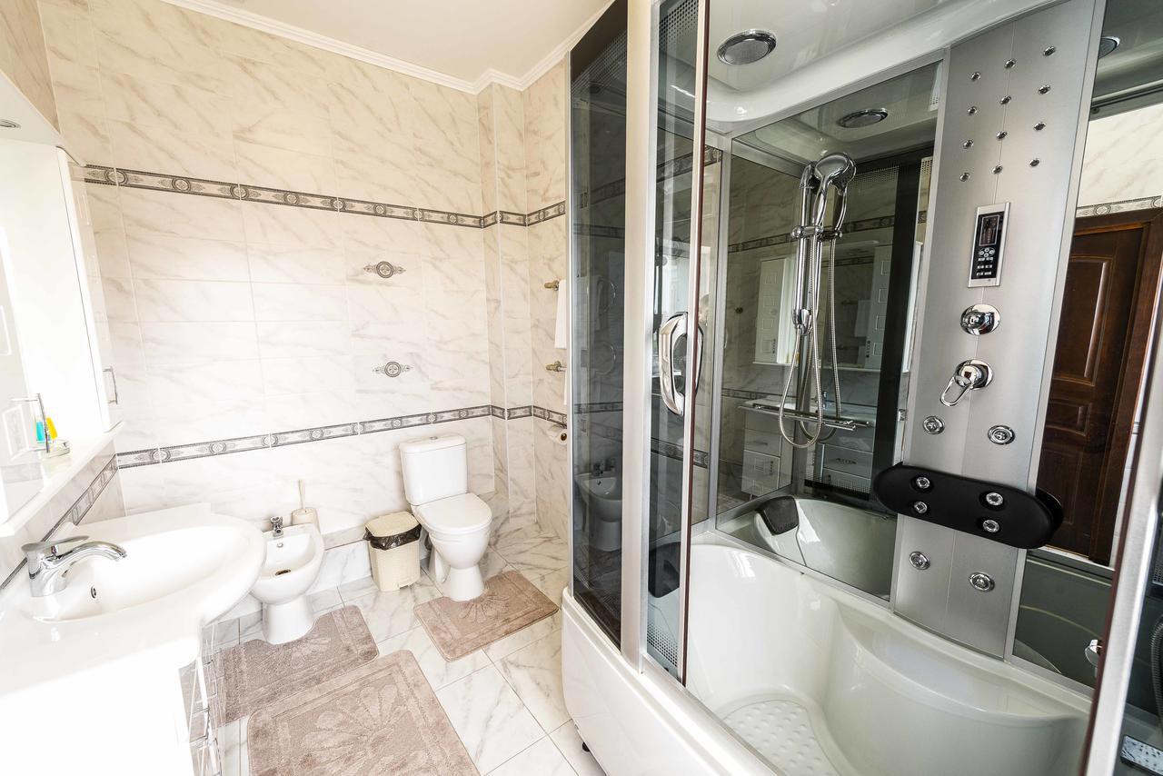 Hôtel Adler à Astana Extérieur photo
